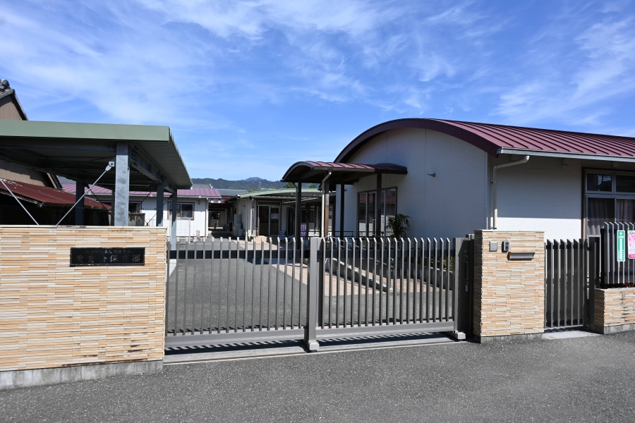 正門は鍵がかかっているので、職員さんを呼び出してください