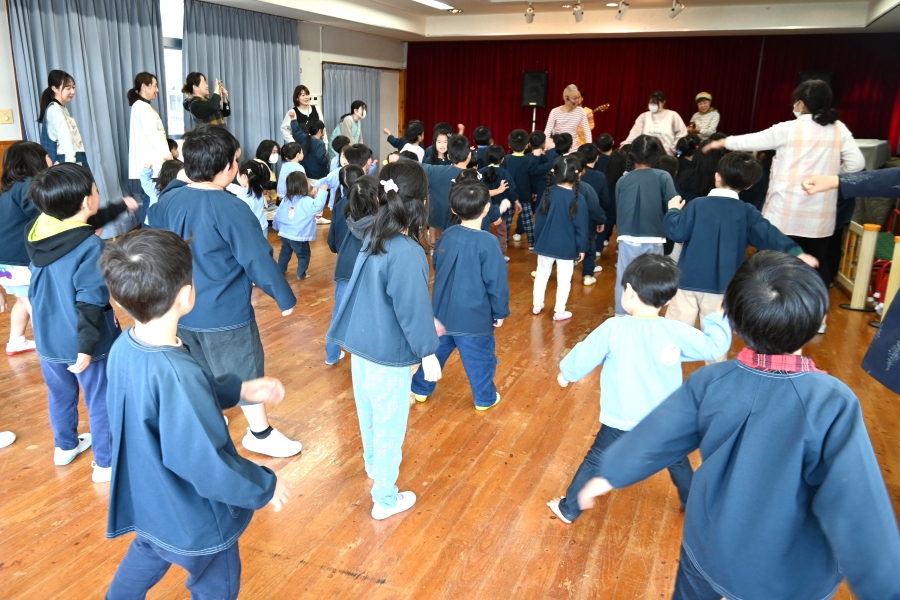 音楽に合わせて体を動かしたり