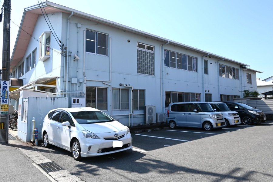 駐車場は園舎の北隣に6台分あります