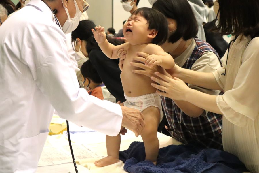 足を踏ん張る赤ちゃん（「第 92 回赤ちゃん会」高知会場より）