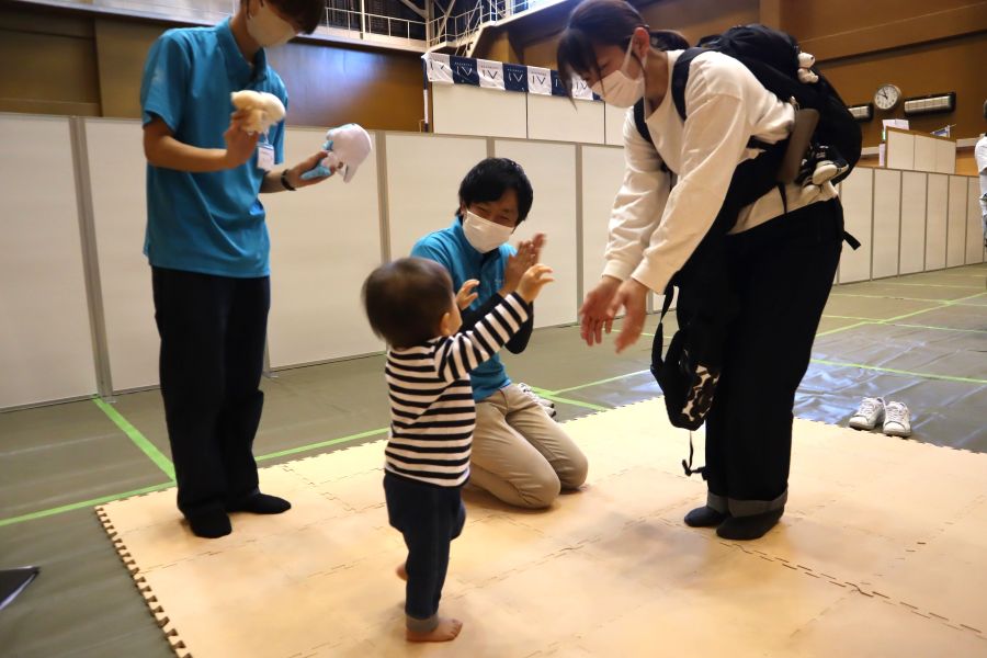 立っちできた！（「第 92 回赤ちゃん会」の運動発達相談ブースより）