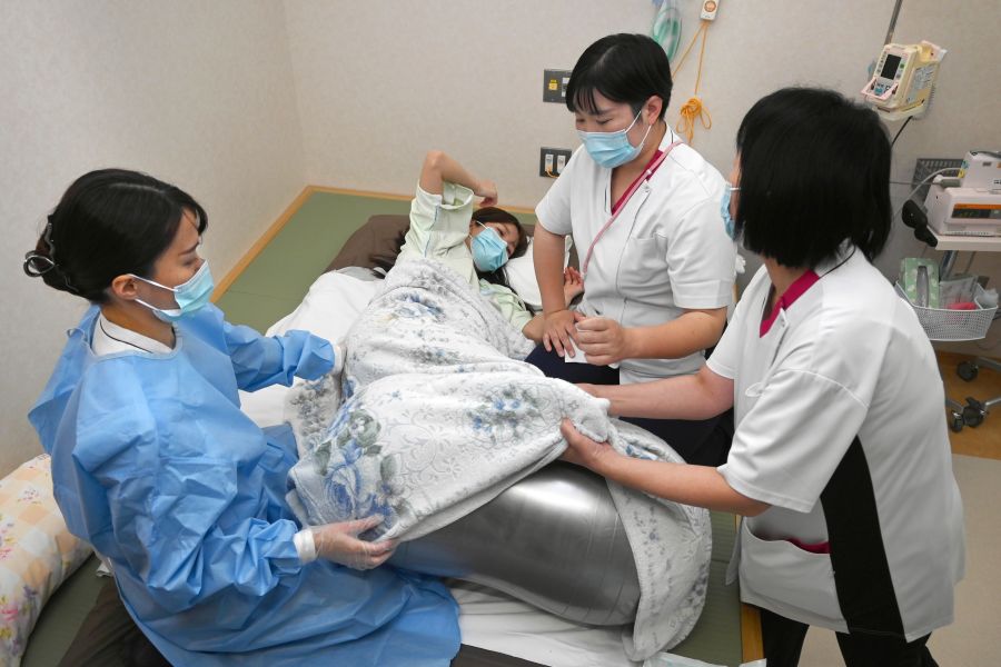 院内助産の実施に向けて研修を行う県立あき総合病院の助産師（安芸市宝永町）