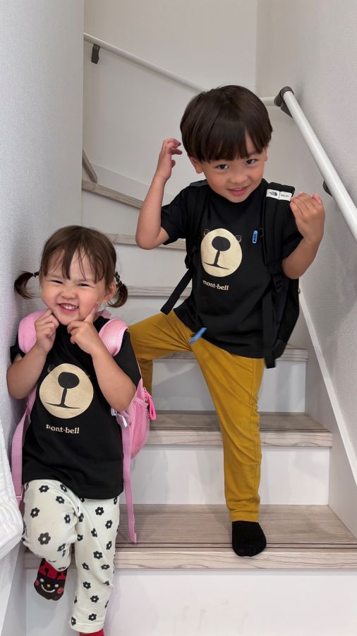 いつも仲良しの兄妹でお揃いコーデにはまってます！お揃いの服を選んで保育園に行く前の1枚です