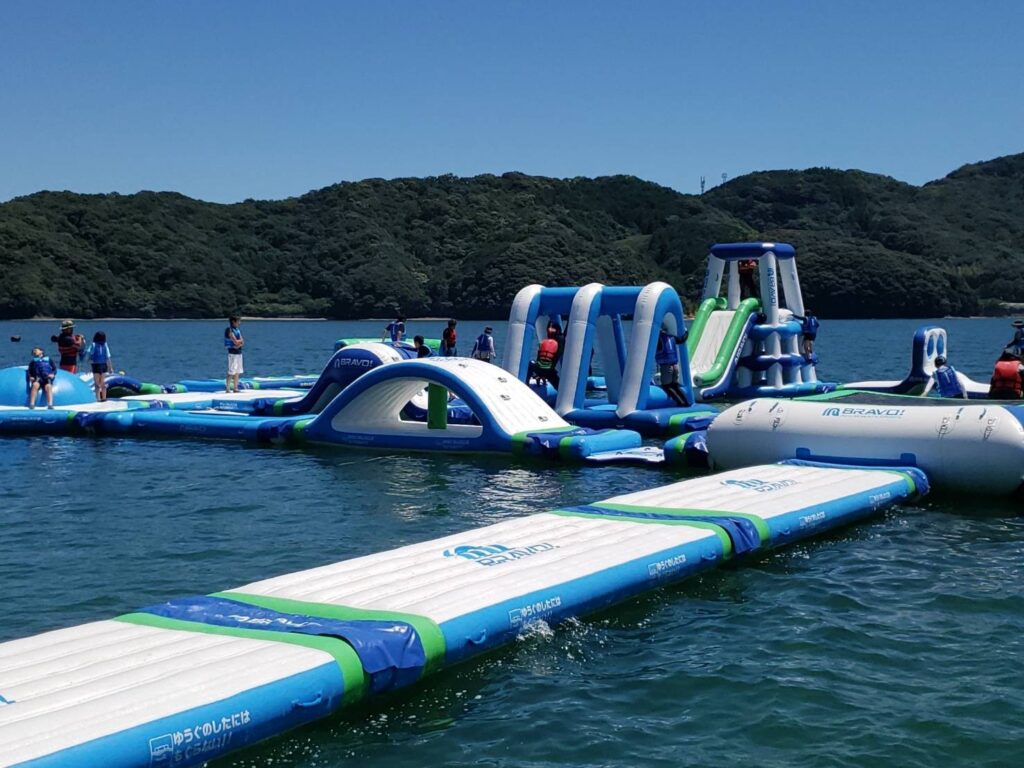 海上アスレチック。今年は陸から続いていた平たい板もアスレチック遊具になる予定とのこと