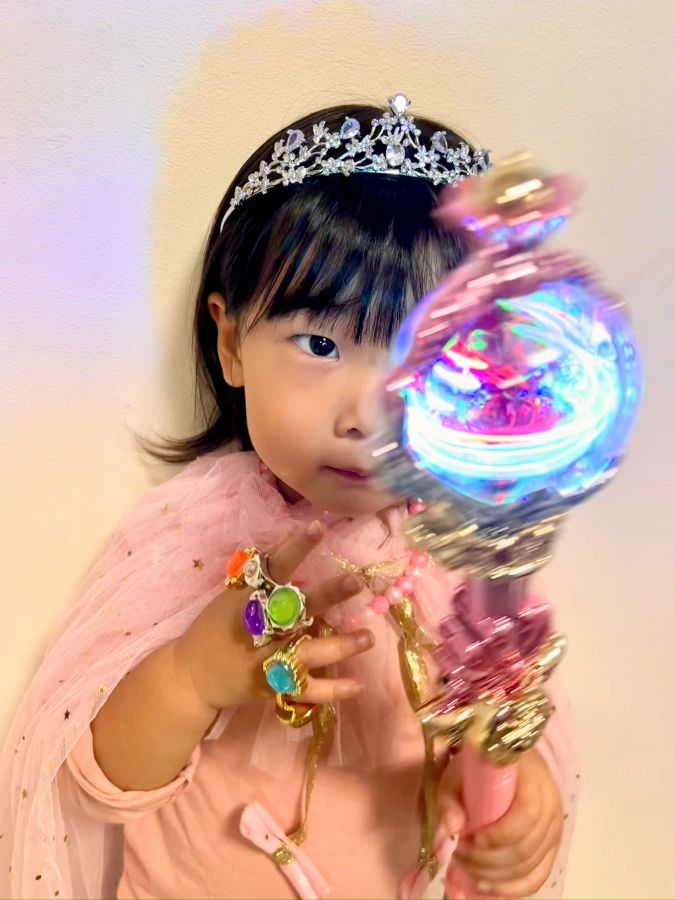 プリンセスが大好きで自分もなりたい！ティアラや指輪をいっぱいつけてプリンセスになってます！