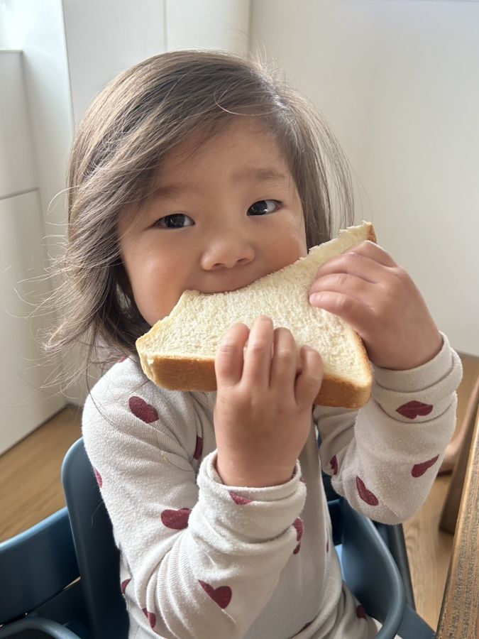 お父さんの作る食パンにハマってます！朝ごはんに焼きたての食パンをがぶり。我が家のパンどろぼう