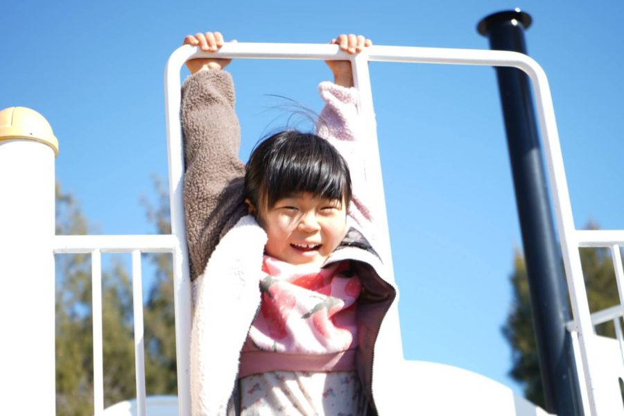 鉄棒にハマってます！とにかくぶら下がるものを見つけたらぶら下がってました…