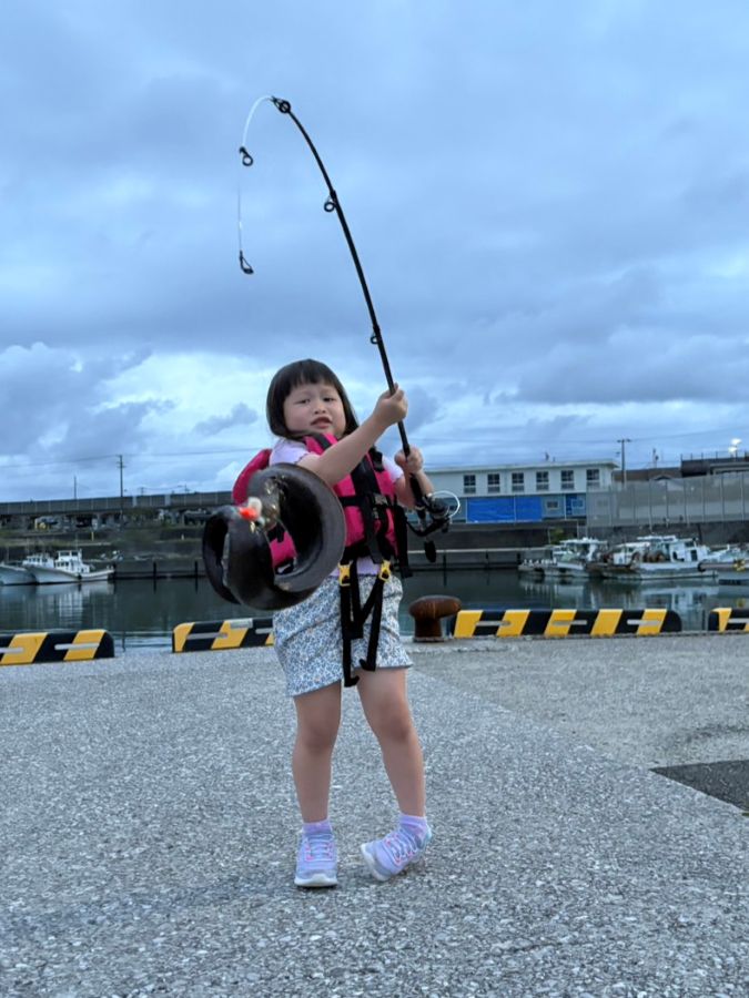 釣りにハマって、姉さんウツボを釣り上げました！びっくり！