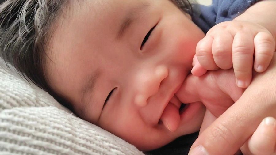噛み噛みに夢中。玩具もママの指も何でもあむあむ！