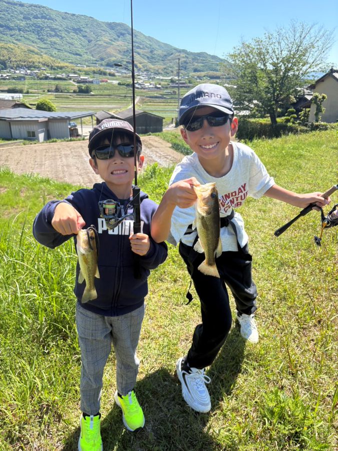 お父さんの趣味である釣りに兄弟でハマり、香川で初バス釣り