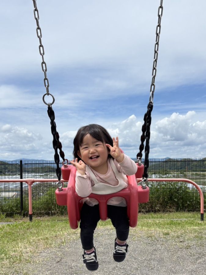 ブランコ大好き！嬉しくてピース(のつもり)して満面の笑みです！