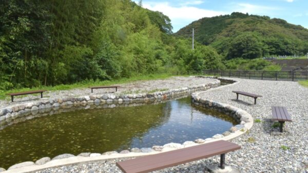 江尻地区親水公園｜広い芝生と幼児向け遊具！仁淀川の地下水が流れる浅い水路で水遊びできます
