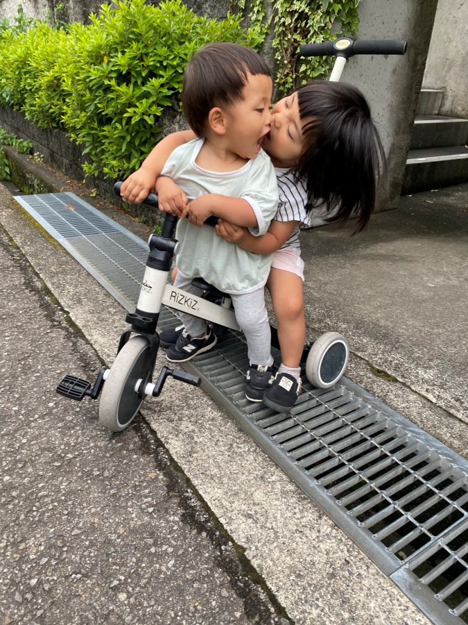 どんなおもちゃや遊具でも、ひっついて一緒に遊ぶことにハマっています！くっついてみたり、時には取り合いもしますが、仲良しです