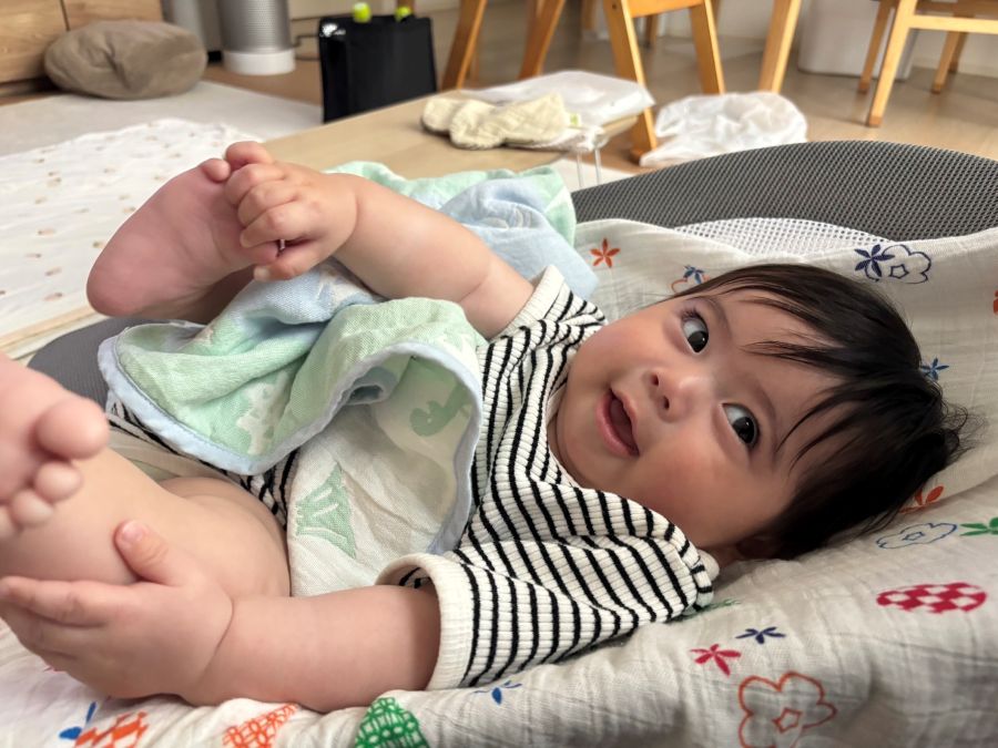 足遊びにはまっていて、足を食べていることもしょっちゅう