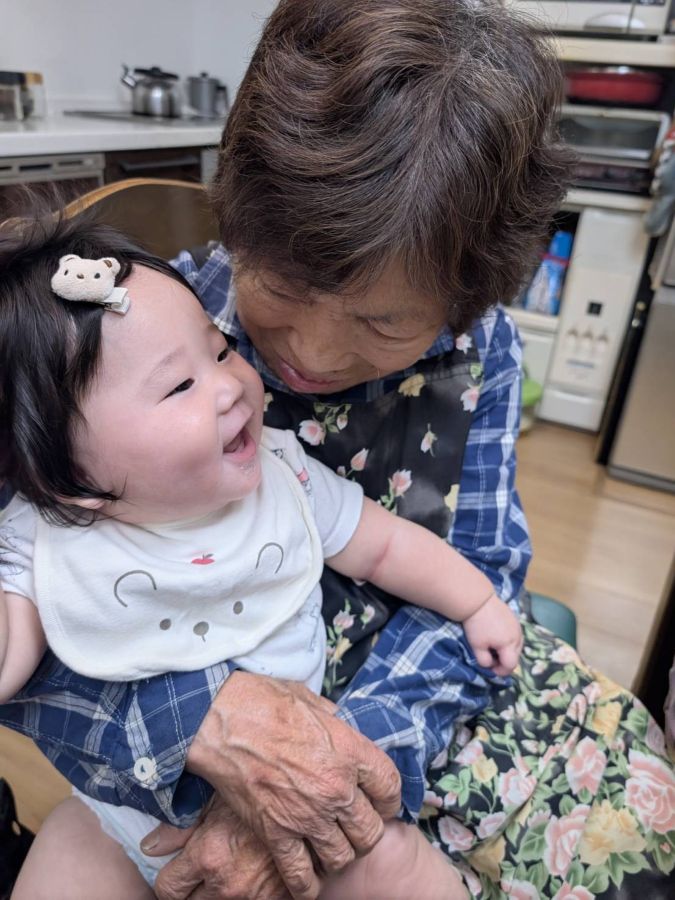 ひいばーちゃんの抱っことほっぺたすりすり♡