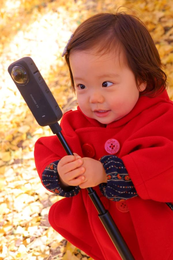 写真好きな親の影響で既にカメラを撮るのが好きな我が子。自分で起動して自撮り中の1枚