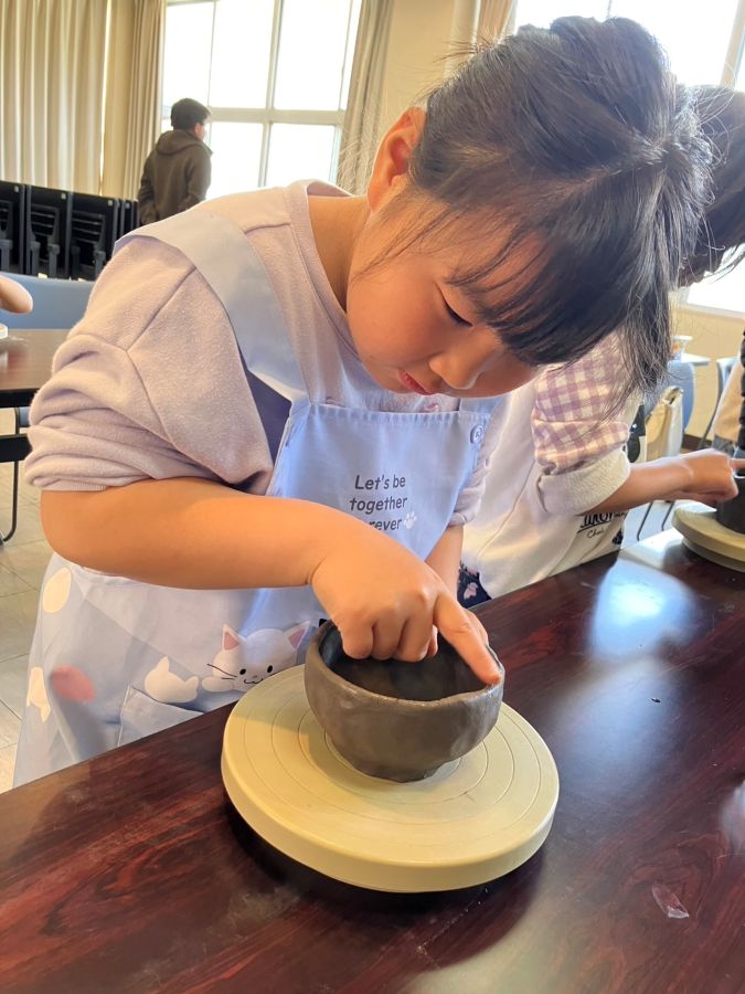 陶芸に挑戦し、「自分で作ったお茶碗でご飯を食べたい！」と真剣に制作してました