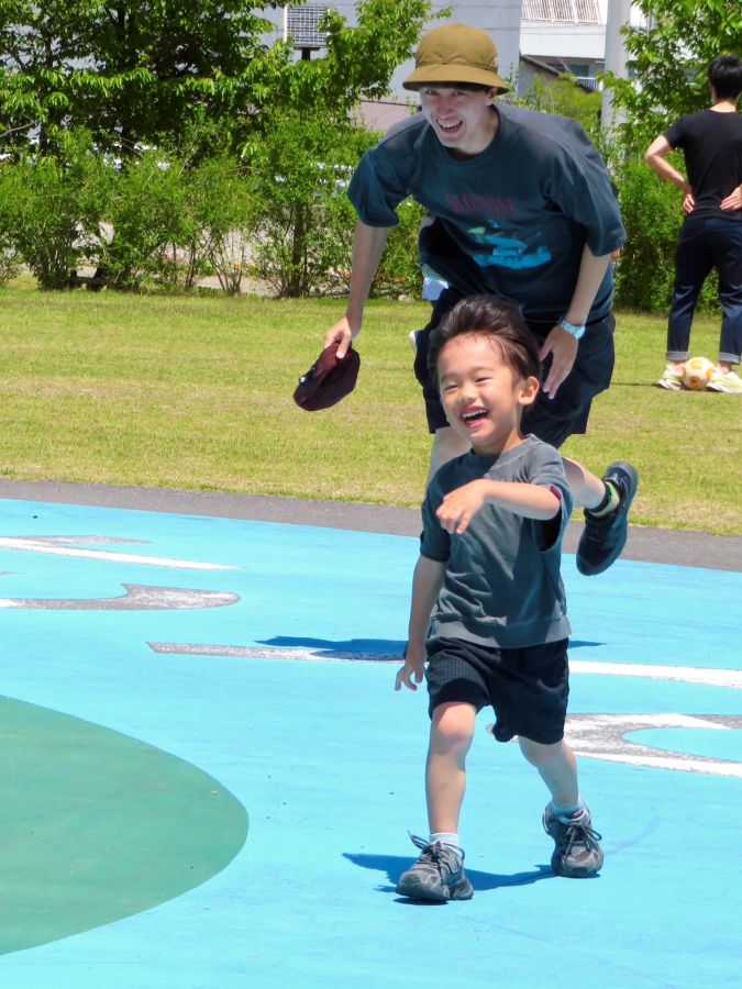 走るのにハマってます！後ろには今日も必死について行くパパの姿がありました！