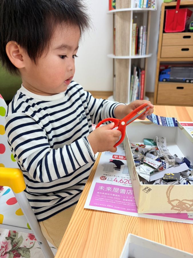 チョキチョキにハマっています！ハサミ練習に真剣な一枚です
