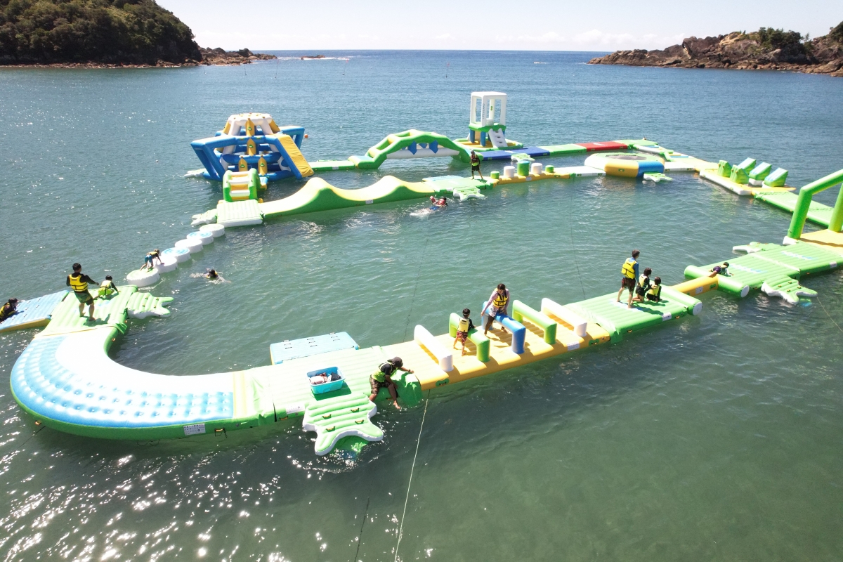 【2026年】東洋町で7/18から「ビーチホッピング」（白浜海水浴場）｜高さ約4メートルの飛び込みゾーンやトランポリン…海上アスレチックで遊ぼう！
