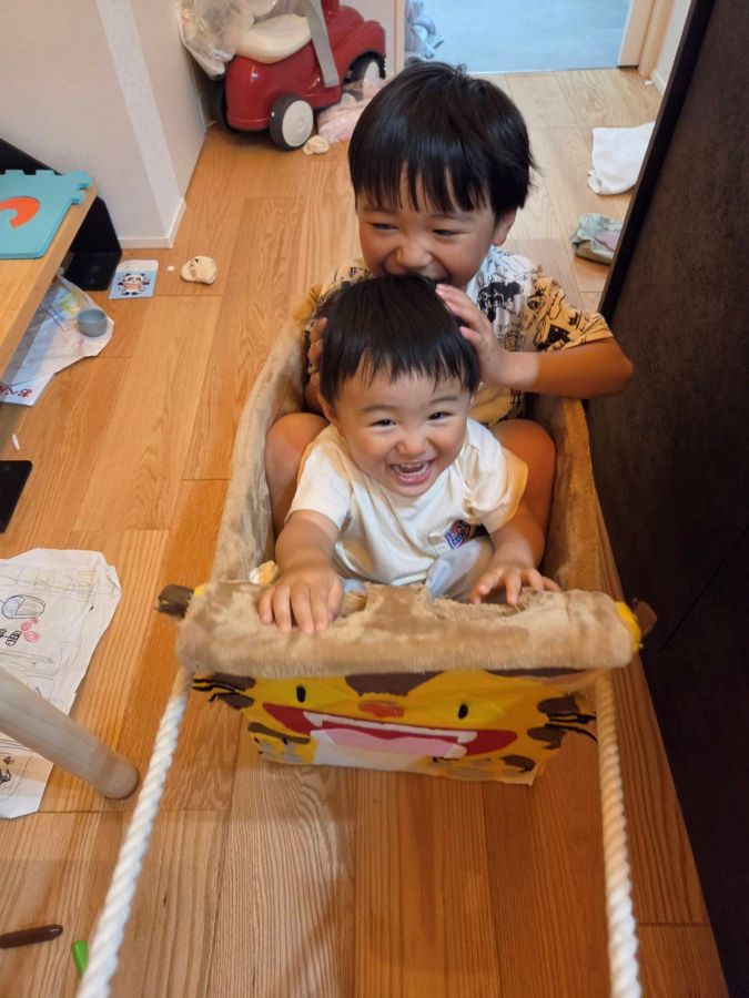 母手作りのフワフワネコバスに二人で乗って大興奮！木々ではなく、おもちゃとゴミをかき分けながら室内を爆走してます(笑)