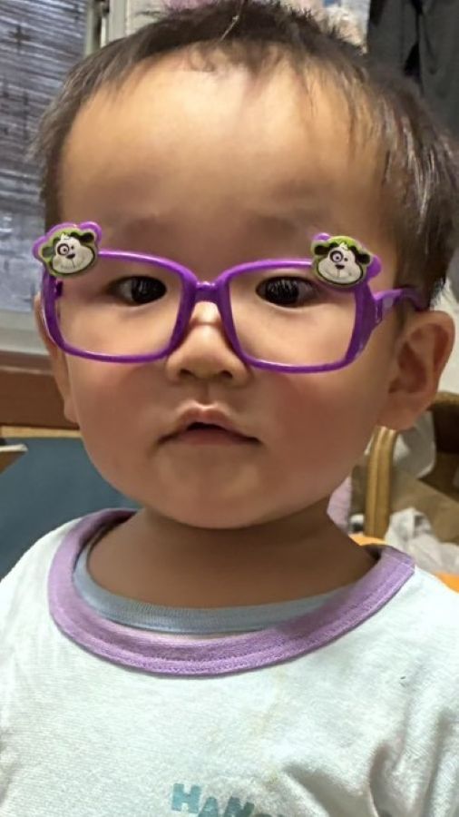 ママがメガネユーザーで、メガネに興味を持ち出した1歳7ヶ月の息子。お子様ランチに付いてきたメガネのおもちゃをかけることにハマっています！メガネをかけては、パパやママ、ばぁばなどにニコニコしながら見てと寄ってきます