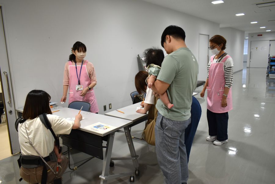 保護者 1 人で参加した場合は、スタッフが抱っこしてくれますよ