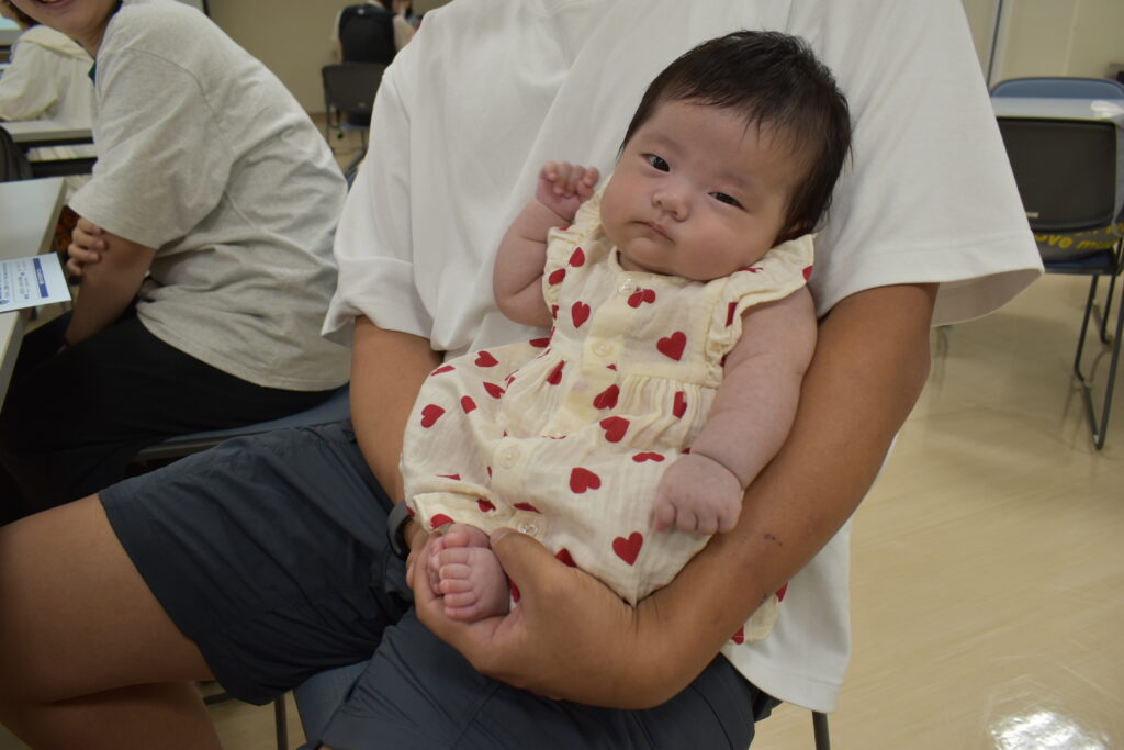 小脇に抱えられた赤ちゃん、ちっちゃい…