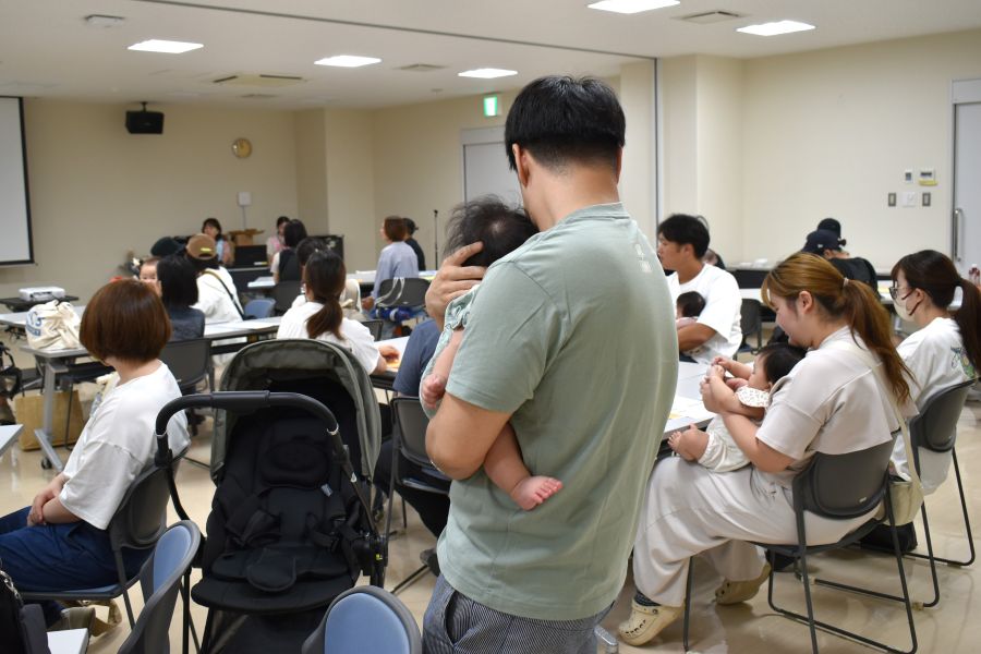 お父さんがあやしている間、お母さんは真剣モード