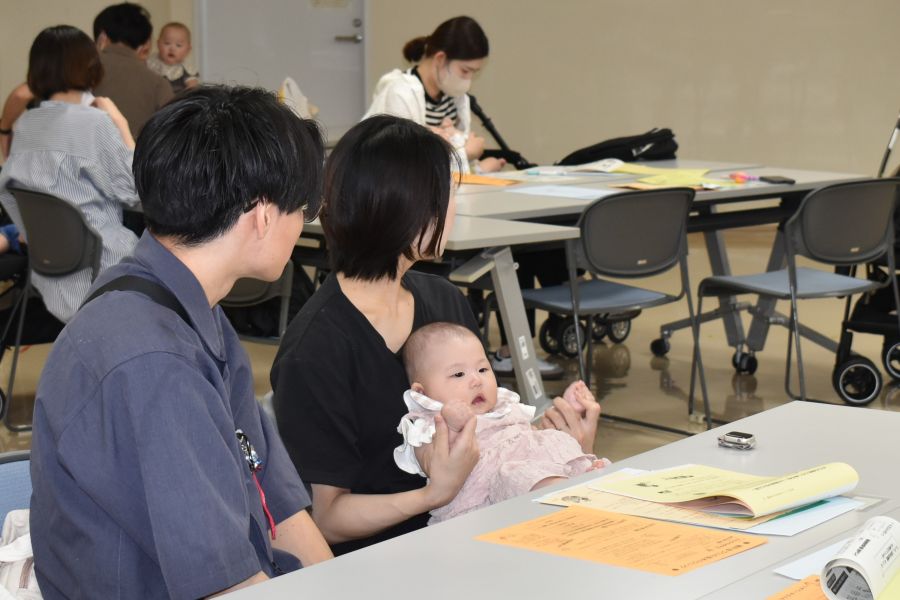 赤ちゃんの手を握って前後にゆらゆら