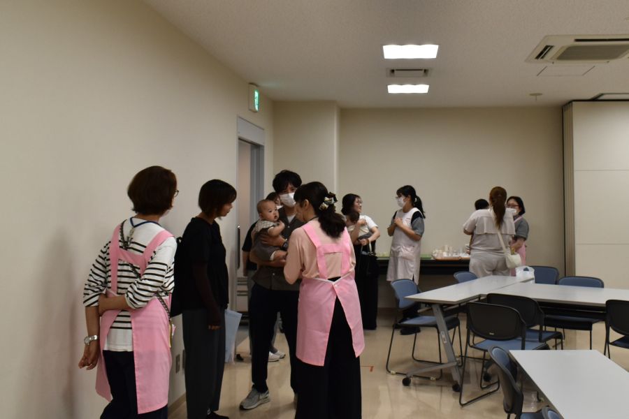 手の空いている方はゼロ。取材者はじっと待つのみです