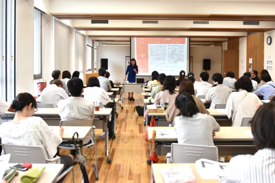 毎年テーマを決めて、研修会を開いています