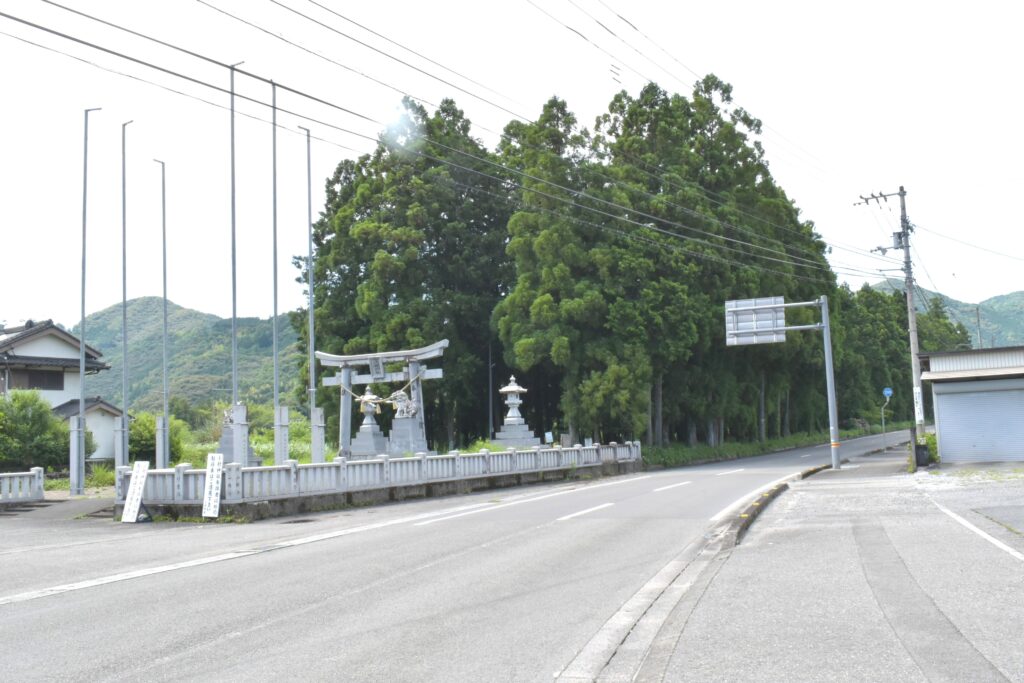 フリーダムと小村神社の間の道を北に進みます