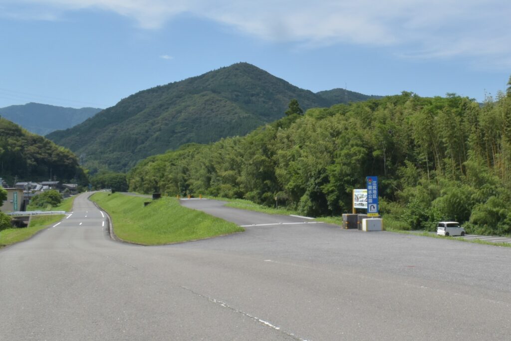 青い縦型看板が目印です