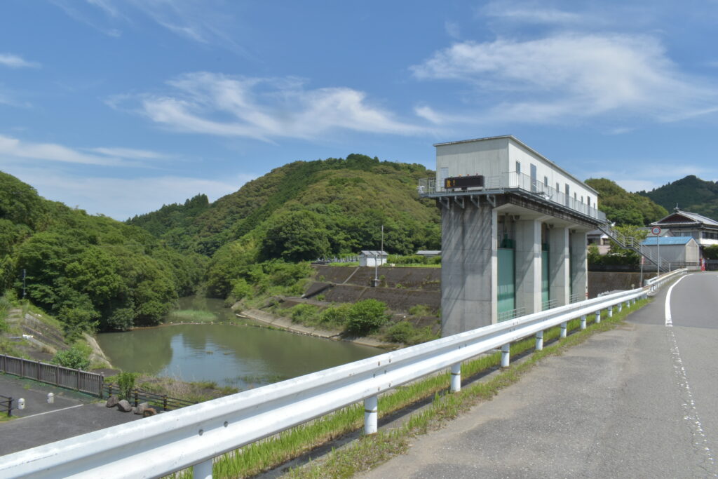 水門を通り、日下川が仁淀川の本流に流れ込みます