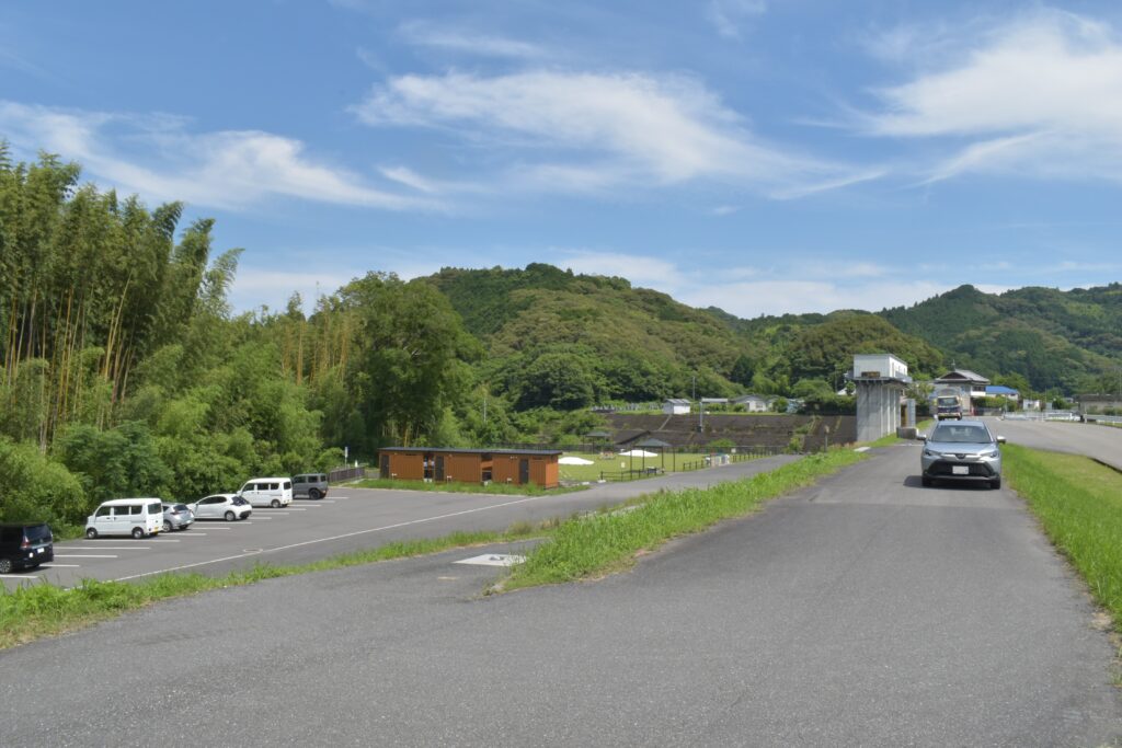分岐を進んだ道はすれ違える広さですが、カーブは関門…かも？