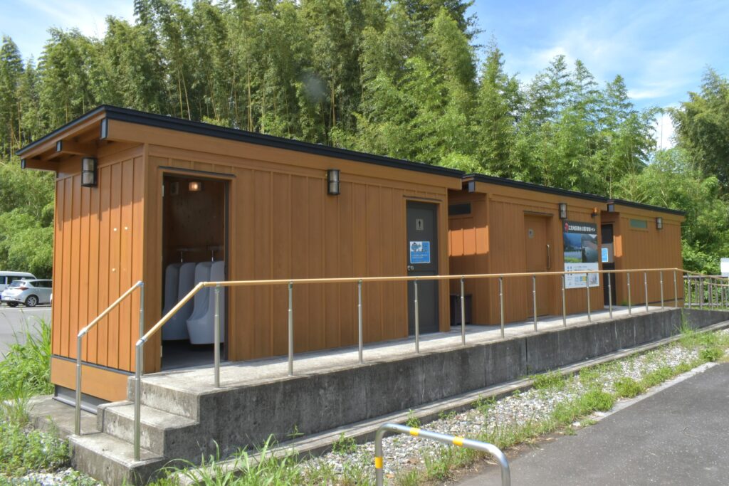 奥が女性用トイレです