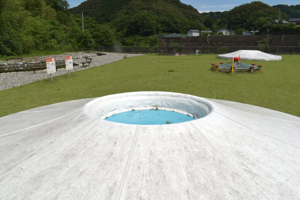 ふわふわゲレンデのてっぺんは、水色の鉄板です