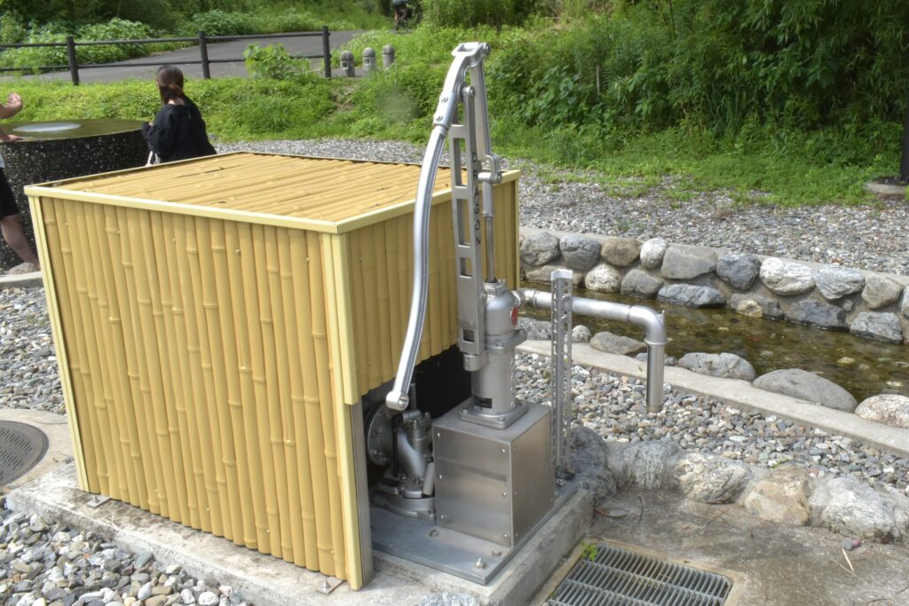 手押しポンプから水が流れます