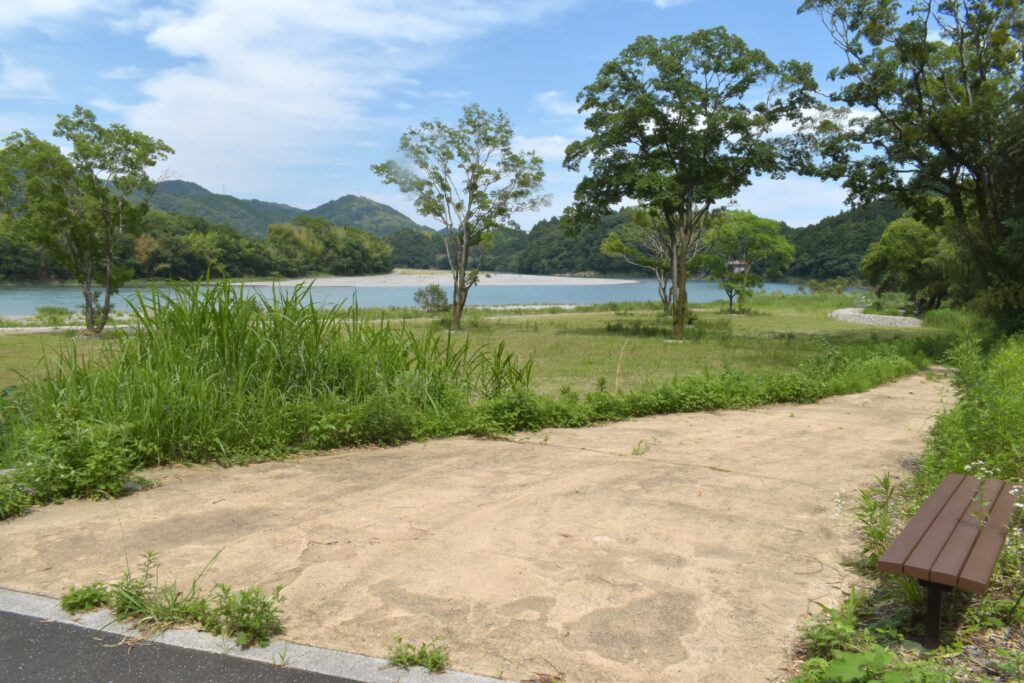 通路脇から緩やかな坂道で降りられます