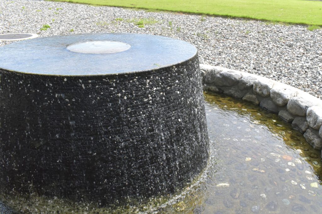 この黒いブロックから水が噴き出しています