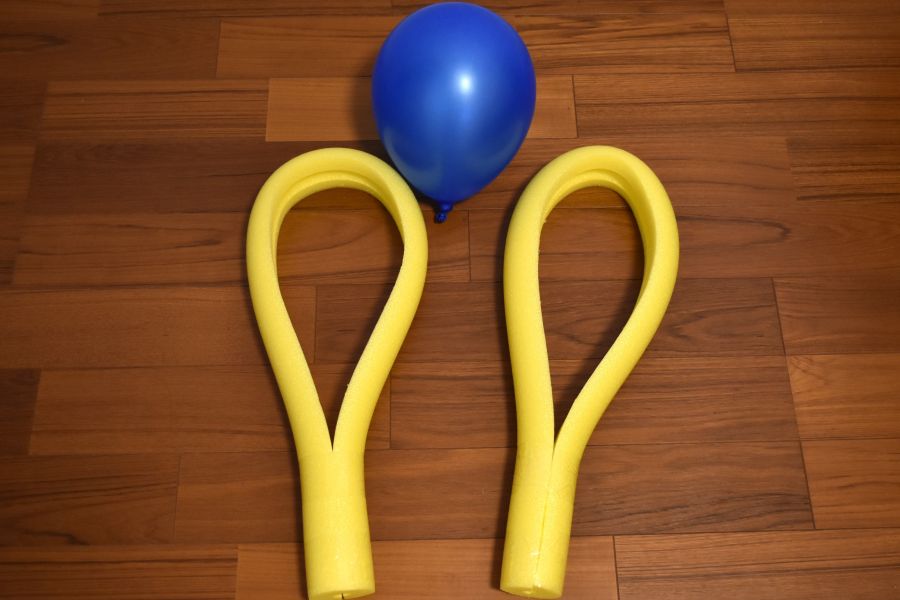 縦に切って丸めて端をテープで留めるとラケットの完成！風船でテニスもできます