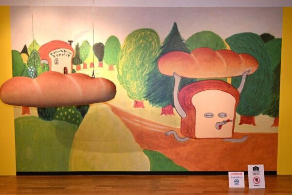 【会場レポートあり】高知市で7/18から「パンどろぼう展」（高知県立美術館）｜柴田ケイコさんの原画が150点以上！乗車できる「ほっかほっカー」や「まずい」のフォトスポット…絵本のおちゃめでシュールな世界に入り込めます！