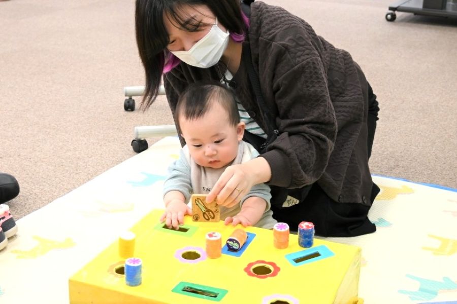 いろいろな型に合わせるポットン落としは赤ちゃんの定番おもちゃ（多機能型保育支援事業「らいーな」の記事より）