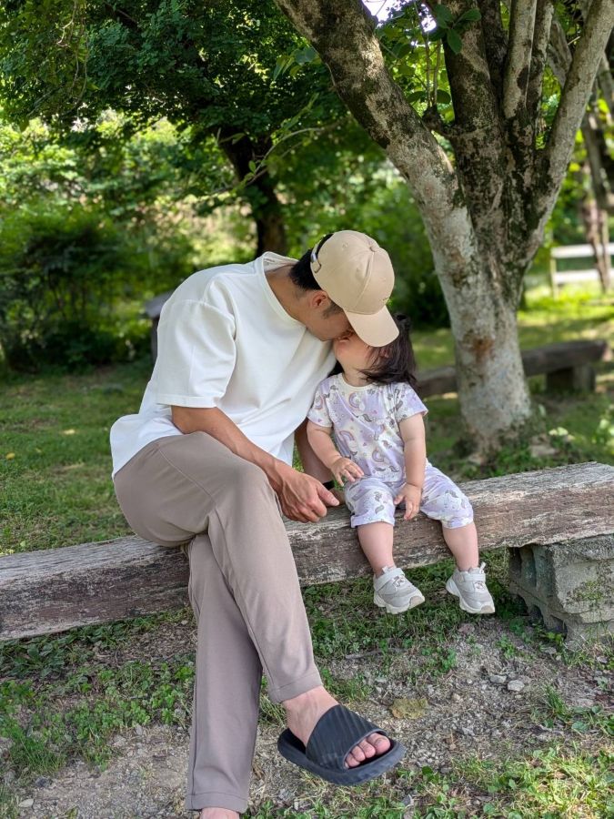 この子のお姉ちゃんが、パパに行ってらっしゃいのチューをする姿を見ていて、気づけばいつもパパにチューしています！