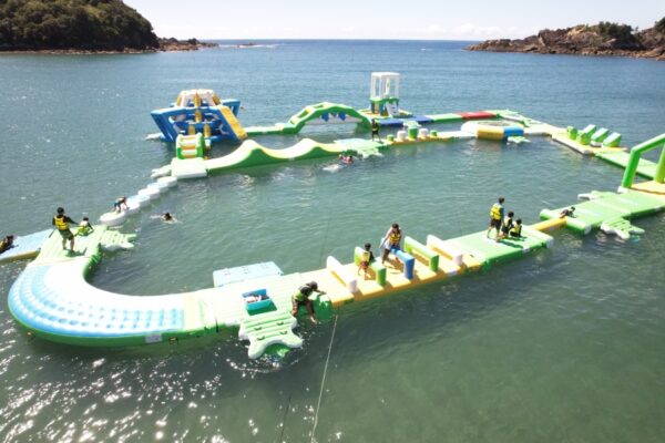 【2026年】東洋町で7/18から「ビーチホッピング」（白浜海水浴場）｜高さ約4メートルの飛び込みゾーンやトランポリン…海上アスレチックで遊ぼう！