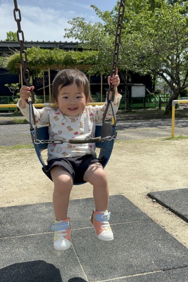 ベルト付きブランコを自力で少しだけゆらゆら！