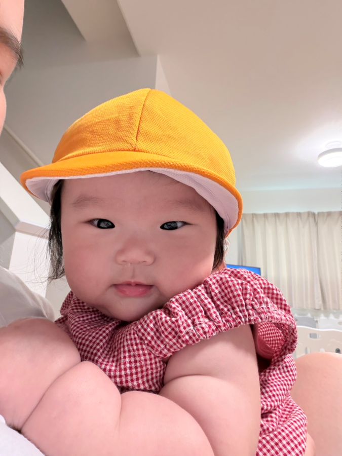 お兄ちゃんの保育園の送り迎えに一緒に行くのが大好きで保育園に一緒に行くとニッコニコ！お兄ちゃんが帽子を持って帰る金曜日には貸してもらって被るのにハマってます
