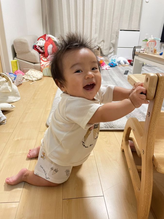 いすに捕まりたくていつも膝立ちになってます