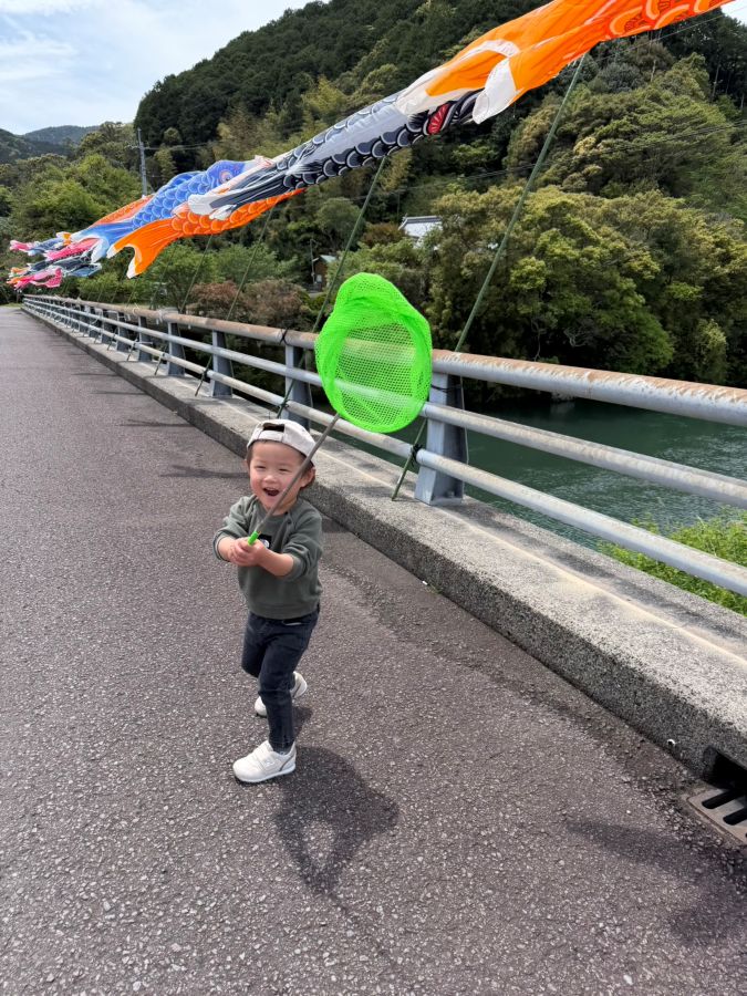 兄の影響でクラス1昆虫が大好き！嬉しくて網持って気合い入ってる1枚です